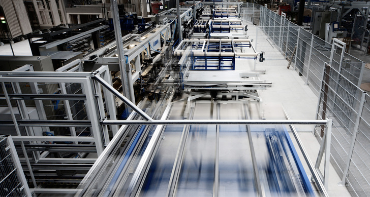 Höchste Automatisierungsstufe: Baumgartner verfügt über „die modernste Fenster-Produktionsstätte ­Europas“. So wird ein ein jährliches Produktionsvolumen von rund 300.000 m² erreicht, was einer Kapazität von 150 000 Fensterrahmen und Fensterflügeln entspricht.