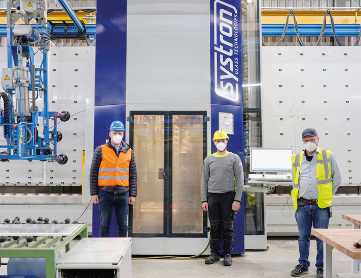 v.l.: Thomas Haan (Vertriebsleiter systron), Maschinenbediener Jonus Petru-Claudiu und Betriebsleiter ­Heinrich Breu vor der systron proHD in der Werkstatt von GVG Deggendorf.