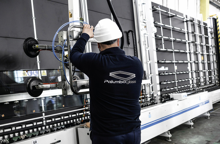 Auf einer Produktionsfläche von 3000 m2 fertigt Palumbo Glass seine Produkte aus zwei Isolierglaslinien von Forel. Dadurch kann das Unternehmen verschiedene Arten von Aufträgen bzw. Isoliergläsern optimal abwickeln.