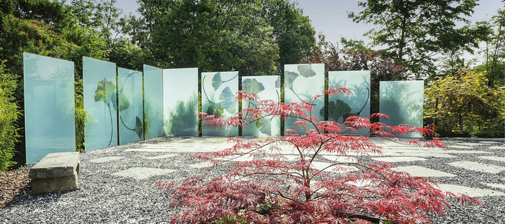 Gläser im Garten, etwa als Zaun, Einfriedungen oder als Schutz vor Wind und Einblicken, sind langlebiger und eleganter als viele klassiche Zaun-Konstruktionen.