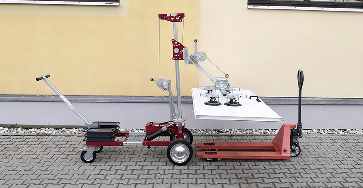 Die Kipparm-Funktion für den Hebelift UPT 250 erleichtert den Transport und die Türmontage.