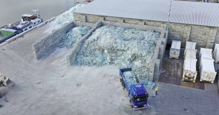 Die Glasindustrie in den Niederlanden, die in der „Vakgroep Glas“ vereinigt ist, hat ein flächendeckendes System für das Einsammeln von Flachglas eingerichtet, das von dem Verband „Vlakglas Recycling Nederland“ verwaltet wird.