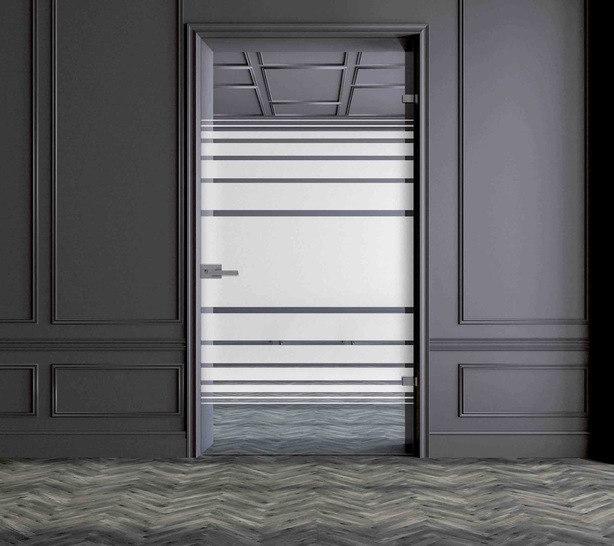 Durch den Digitaldrucker von Tecglass können selbst filigrane Ätzimitationen gedruckt werden, um Türen, Trennwände oder Duschen einen partiellen Sichtschutz zu bieten.