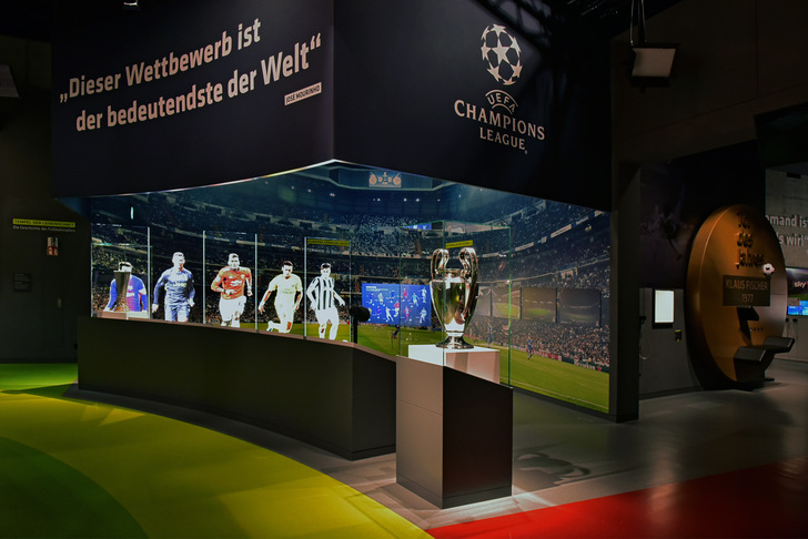 Hier der DFB-Pokal eindrucksvoll in Szene gesetzt im Deutschen Fußballmuseum.