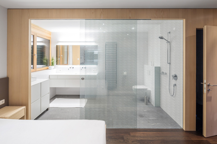 Die Schiebetür GM Toproll Smart lässt sich auch bei niedrigen Durchgangshöhen oder sehr dünnen Deckenkonstruktionen verbauen, denn sie kommt ohne Rahmen aus.