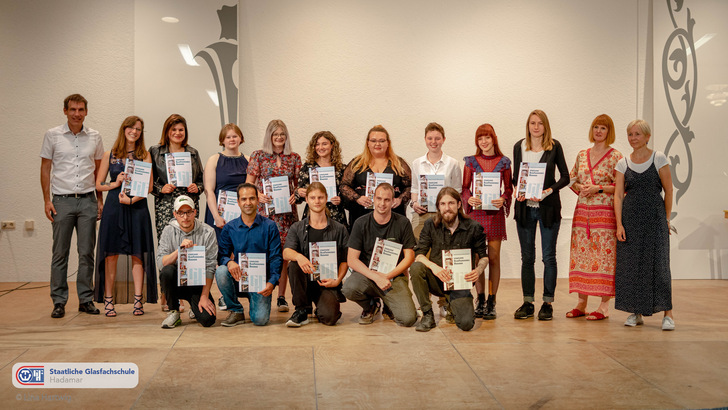 Die Absolventinnen und Absolventen der Berufsfachschule mit Schulleiter Holger Schmidt (l.) und den Klassenlehrerinnen Kerstin Schaus und Cordula Nedden (ganz rechts) - © Lina Hartwig / Glasfachschule Hadamar
