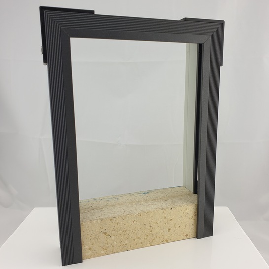 Die Optizarge ist eine universelle Montagezarge für Fenster und Türen in der Fassade. Die Zarge ist mit allen Materialien sowie Bautiefen kompatibel und hat eine sehr schmale Ansichtsbreite.