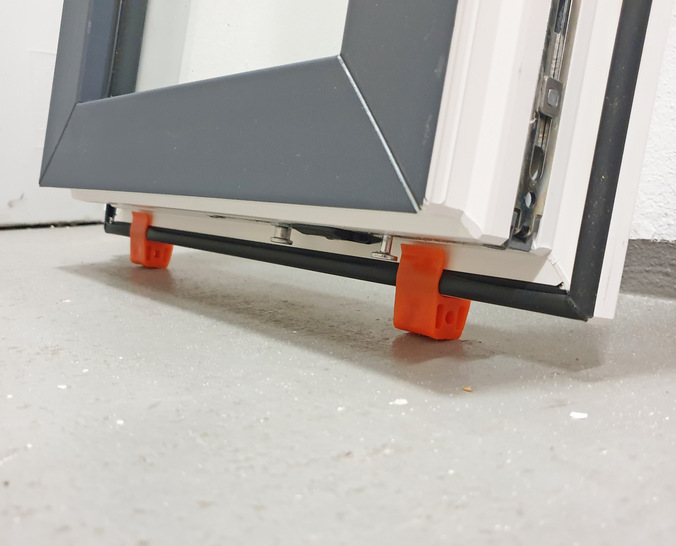 Der Flügel lässt sich mit dem Clipsi gleich nach dem Aushängen auf der Baustelle zuverlässig und sauber abstellen.