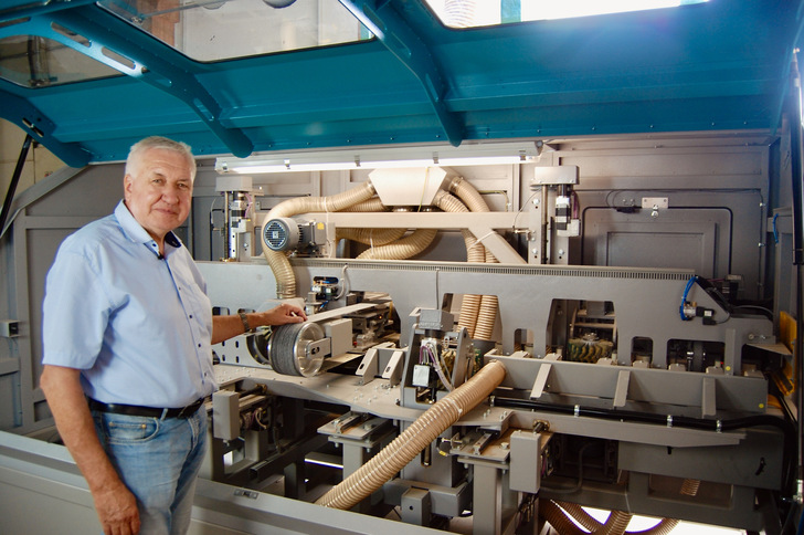 Wilfried Pötschke ist Q-Fin Anwender der ersten Stunde. Die Erklärung ist einfach: Es gehe darum, die Oberflächenqualität nach oben und die Lohnstückkosten nach unten zu bringen, sagt der Holz-Ingenieur und Tischlermeister. - © GLASWELT
