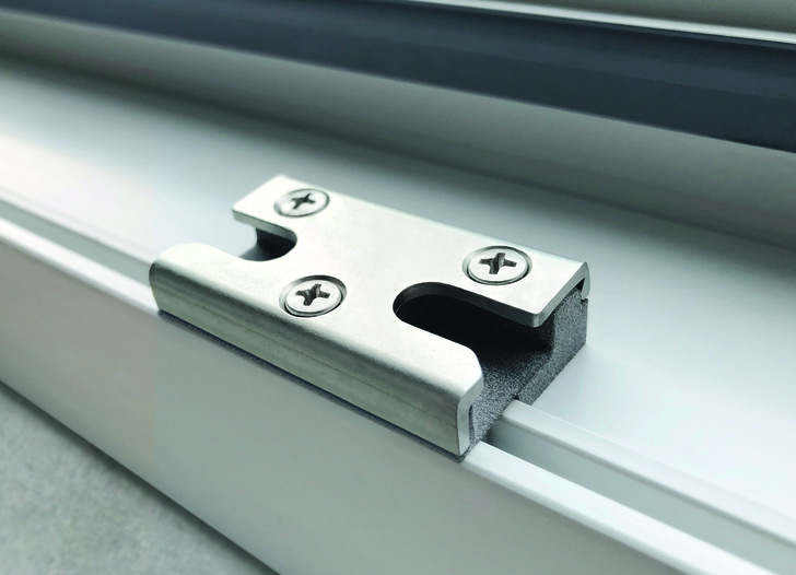 Auch mit der additiven Fertigung will Roto Fenster- und Türtechnologie (FTT) konkreten Kundennutzen schaffen. Die Herstellung und Lieferung von Kleinserien in kurzer Zeit gehören ebenso zum 3D-Repertoire wie der Druck prüfbarer Prototypen mit hohen Festigkeiten. Im Bild: ein Stahl-Rahmenschließteil mit Kunststoffunterlage.