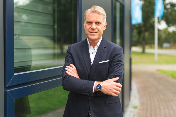 Gregor Biermann (56) hat am 1. September 2021 die Geschäftsführung der Baltic Fenster GmbH und der Stolz Bauelemente GmbH übernommen. In der neuen Position verantwortet er auch die strategische Ausrichtung der EGE-Unternehmensgruppe im Geschäftsfeld Rollladen, Sonnenschutz und Automatisierung (RSA) mit.