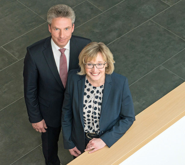 Elke und Andreas Hartleif feiern in diesem Jahr ihre 25-jährige Betriebszugehörigkeit. Die Kontinuität an der Spitze der Veka AG spiegelt die Unternehmenskultur, die wesentlich zur Erfolgsgeschichte des Weltmarktführers beigetragen hat, wider. - © Veka
