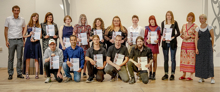 Absolventen der Berufsfachschule mit Schulleiter Holger Schmidt (l.) und den Klassenlehrerinnen Kerstin Schaus und Cordula Nedden (ganz rechts)