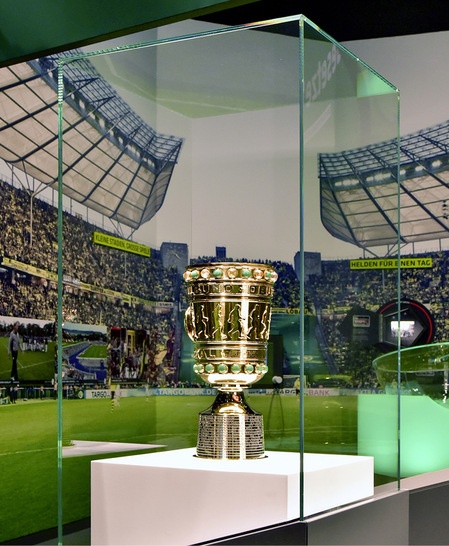 Das Antireflexionsglas Pilkington OptiView schützt den DFB Pokal im Fußballmuseum.