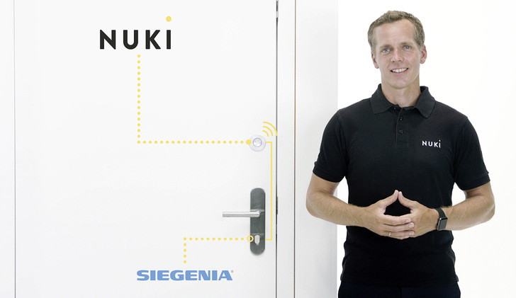 „Wir sind Smart Home Profis”, erklärt Martin Pansy, CEO und Mitgründer von ­Nuki Home Solutions. „Ein Komplettanbieter von Schließsystemen für Türen sind wir nicht. Daher haben wir uns für die Umsetzung unserer Vision einer smarten Haus- und Wohnungstür starke Partner ins Boot geholt. Mit dem deutschen Unternehmen Siegenia haben wir einen leistungsstarken Partner gefunden.”