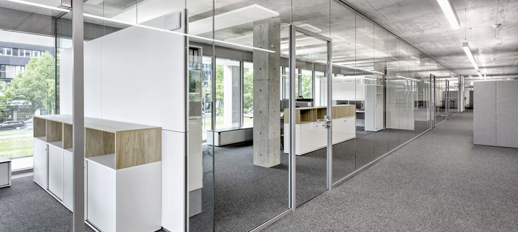 Für die neue weisenburger Zentrale lieferte feco-­feederle die gläsernen ­Systemtrennwände und die Büromöbel. - © Foto: feco / Nikolay Kazakov, Karlsruhe
