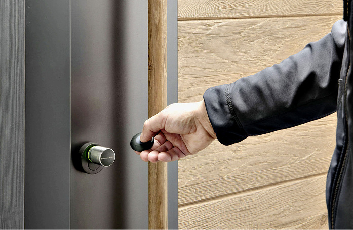 Der Digital Cylinder AX von SimonsVoss lässt sich auch mit Transponder öffnen, dabei geben optische sowie akustische Signale dem Nutzer eine Rückmeldung.