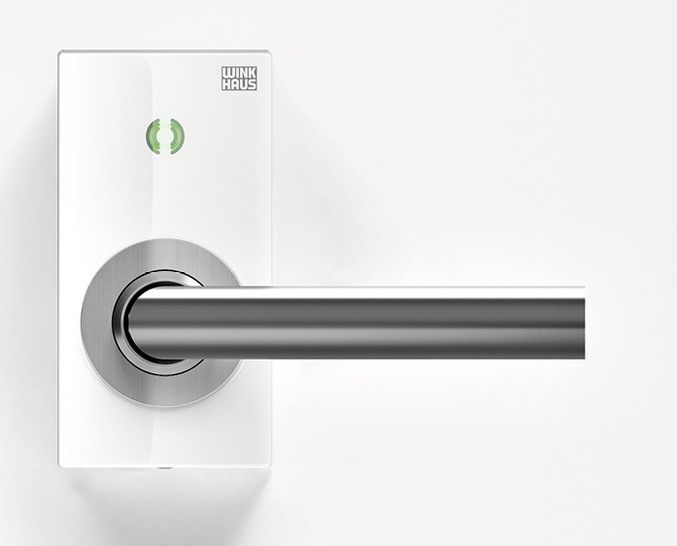 Der ETB-IM erkennt zutrittsberechtigte Identmedien und gibt die Tür frei: Nach﻿ der Authenti­fizierung wird der Drücker eingekuppelt und die ­Türfalle kann zurückgezogen werden, bei selbstver­riegelnden Schlössern gleichzeitig auch der Riegel.