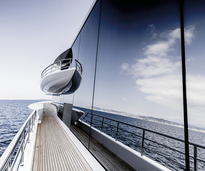 Glasfassade der Excellence Yacht: Ein besonderen Effekt bieten die verspiegelten Scheiben, die durch die Reflektionen den Energieverbrauch für die Kühlung im Inneren senken. 