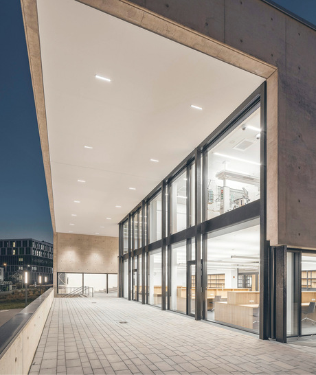 In der Fassade des zweistöckigen Hörsaalgebäudes kommen 3-fach-Gläser vom Typ Isolar Neutralux zum Einsatz, die zudem erhöhten Schallschutz bieten. 