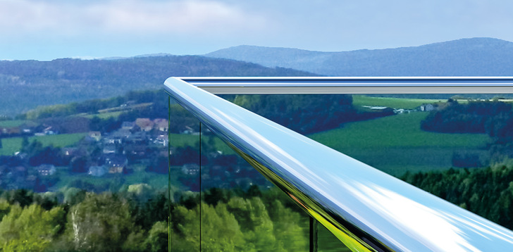 Glasgeländer mit Handlauf