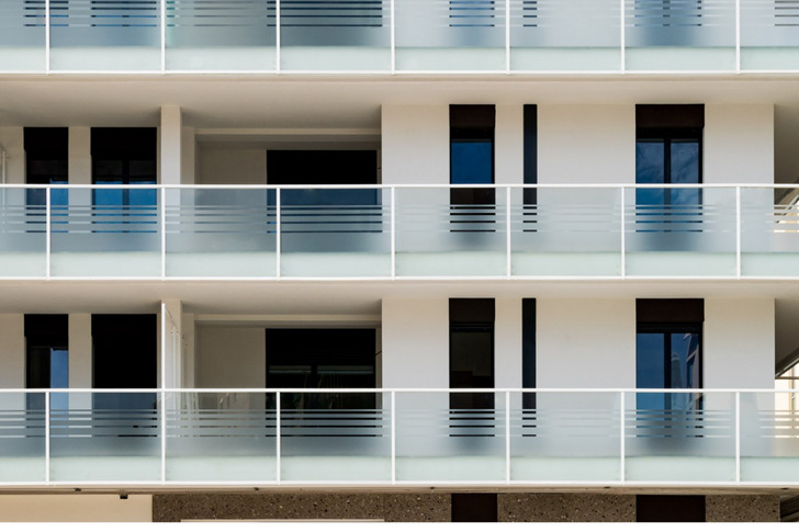 Die säuregeätzten   DecorFlou   Fascia Gläser   von   OmniDecor   lassen   sich auch   für   Brüstungen und Geländer   einsetzen.  