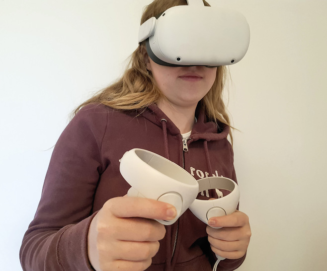 Die Virtual Work Experience mittels VR-Brille und Controllern gibt Schülern die Möglichkeit, auf eine interaktive Entdeckungsreise in die Welt der Glasberufe zu gehen. Sie können sich damit in verschieden Werkstätten für Glasberufe „bewegen“ und Maschinen spielerisch und gefahrenfrei testen. - © Foto: BAGV GLAS+SOLAR
