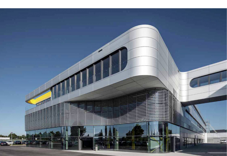 Gerade bei gebogenen Fassaden ist der starre Sonnenschutz vollkommen alternativlos.