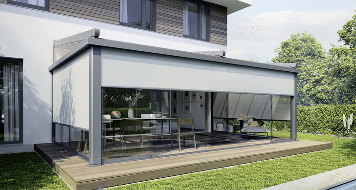 Die Design-Blende VertiPlus sorgt für ein harmonisches Gesamtbild von Pergola- und Senkrechtmarkise.
