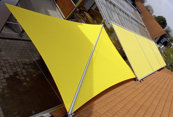 Ergänzend wurde 2021 der Zwischengang komplett mit Wintergartenmarkisen und Sonnensegel überdacht.