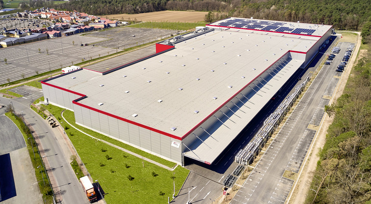 Die Gebäudenutzfläche von über 31 000 m2 teilt sich in die Bereiche Versand und Produktion. 34 Dockingstationen und 48 Lkw-Stellplätze stehen für die Versandabwicklung bereit. Die Investition beläuft sich auf 40 Mio. Euro. - © Foto: Warema
