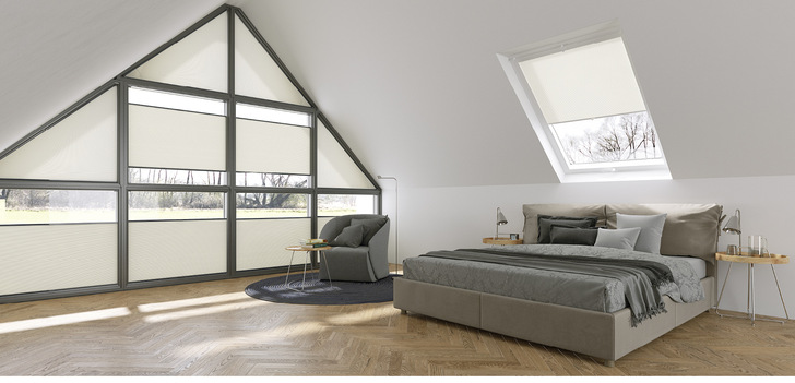 Thermischer und visueller Komfort stehen im Vordergrund: Wabenplissees verleihen Räumen eine moderne, ­wohnliche Atmosphäre sowie eine spürbare positive Wirkung auf den Energiebedarf.