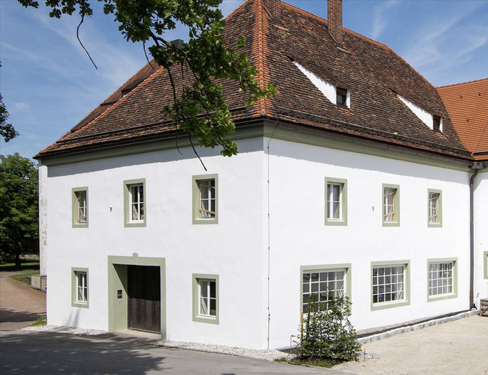 Die Fassade der Alten Schäfflerei in Benediktbeuern wird, wie viele andere Denkmalfassaden, von ­verschiedenen Fenstertypen geprägt. - © Foto: Fraunhofer IBP
