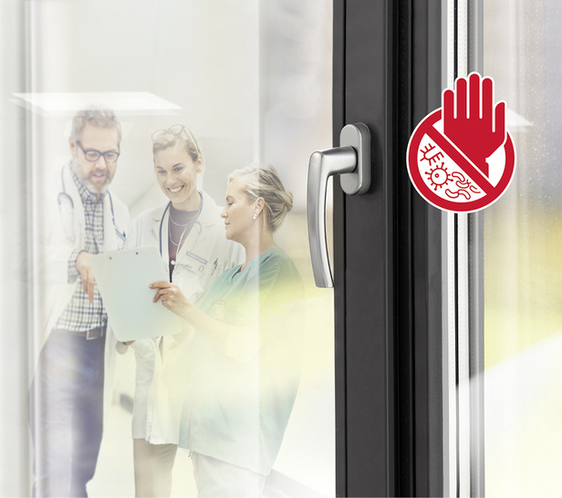 „Roto Line“-Fenstergriffe mit der Beschichtung „Roto AVT“ können auch für Elemente eingesetzt werden, die für Räume mit hohen Hygieneanforderungen vorgesehen sind. Fensterhersteller erhalten ein Zertifikat für ihre Unterlagen, das die Wirksamkeit der aufpreispflichtigen Beschichtung bestätigt.