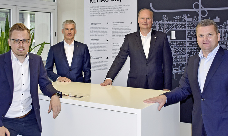 Redaktionsbesuch in Erlangen (v.r.): Ewald Marschallinger, Carsten Heuer, Stephan Hilke und Peter Kotzur - © Foto: Daniel Mund / GLASWELT
