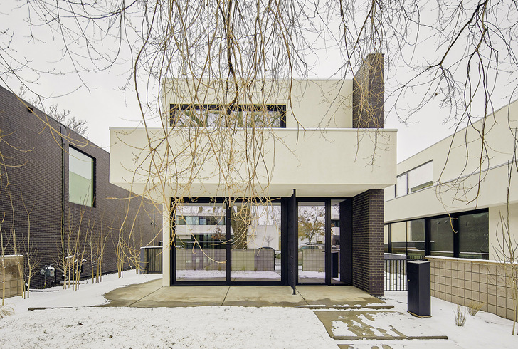 Die drei Einfamilienhäuser des „Humboldt Projects“ in der US-Metropole Denver besitzen große, kubische Formen, die große Glasflächen mit einschließen.