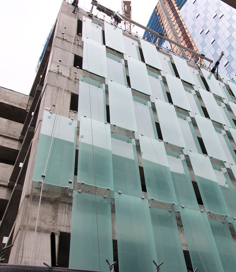 Die angespannte Rohstoffsituation am Glasmarkt hat auch Einfluss auf Fassadengläser