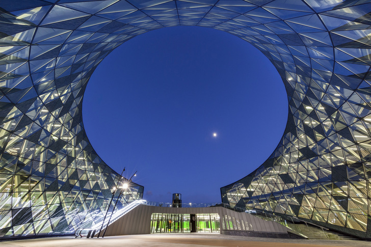 Geklebte Structural Glazing Fassaden, wie hier beim Orona’s “Zero” Building von Wicona, sind seit Jahrzehnten im Fassadenbau bewährt. - © Wicona
