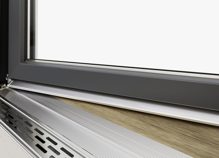 So wird der Durchgang nach draußen komfortabler denn je: Siegenia hat das Portfolio des Titan-Beschlags durch eine Lösung für niveaugleiche Bodenschwellen mit Absenkdichtung (Alumat-Absenkdichtung) komplettiert.