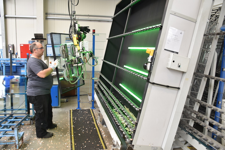 Die Auftragsbücher sind voll, Fensterbau-Unternehmen (hier ein Blick in die Fensterproduktion bei  Helmut Meeth GmbH & Co. KG ) und auch Sonnenschutzbetriebe müssen die Liefertermine immer weiter nach hinten schieben, da nimmt es nicht wunder, dass auch die Analysten von einer deutlichen Umsatzsteigerung in diesem Jahr ausgehen.