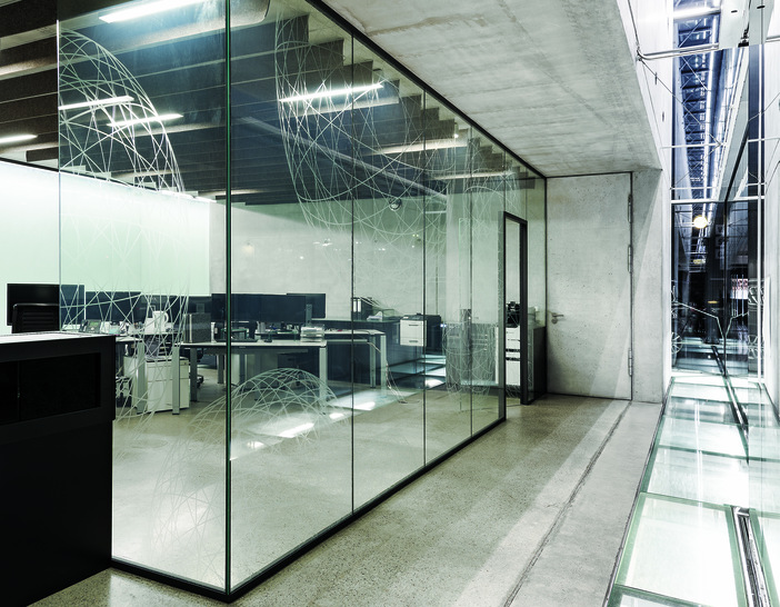 Bei dem  Trennwandsystem Sanco Divide Easy lassen sich die Glaselemente einfach und schnell montieren, ganz ohne Bohren oder Kleben.