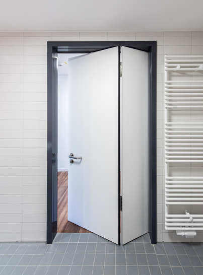 Platzgewinn für großzügige Sanitärbereiche durch barrierefreie Raumspartür: Geöffnet steht das faltbare Türblatt nur maximal 1/3 in den Raum hinein. - © Küffner
