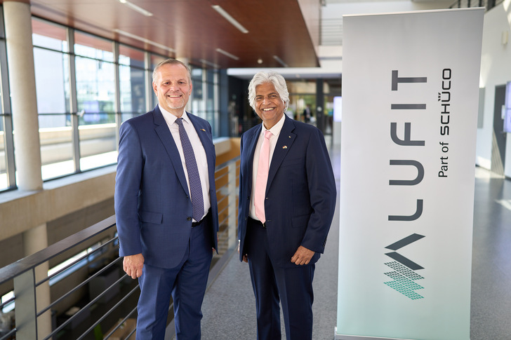 V. l.: Andreas Engelhardt, CEO der Schüco International KG und Pankaj Keswani, Geschäftsführer der Alufit International Pvt. Ltd.