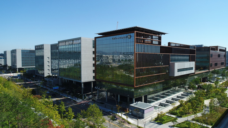 Die Glasfassaden des LG Sciencepark, Koreas größtem Wissenschaftscampus, sind mit dem Ködispace 4SG Warme-Kante-System von H.B. Fuller | Kömmerling ausgestattet.