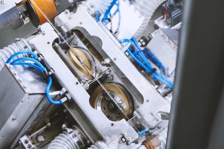 Neben Vorspann-Öfen stellt Glaston auch den neuen Kantensäumautomaten  Multi‘Arriser vor sowie TPS-Anwendungen für die Isolierglas-Herstellung.