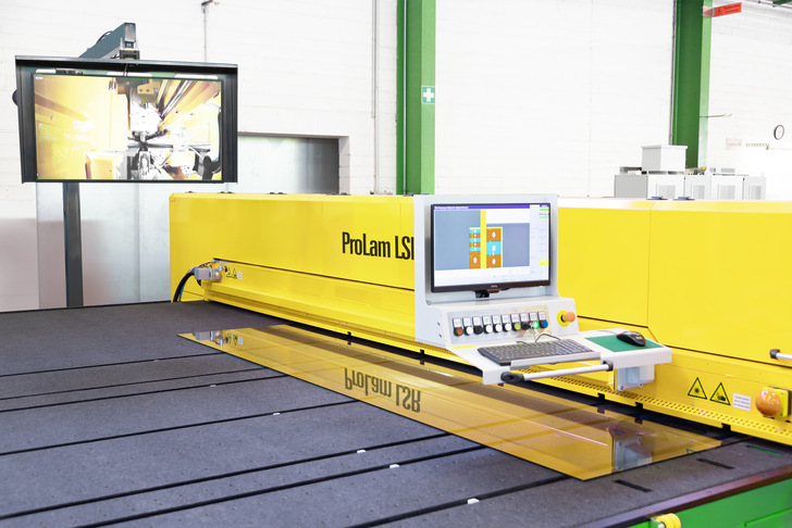 Mit der ProLam LSR bietet Hegla eine neuentwickelte Schneidanlage für VSG an, die erstmals als Anlage in Serienfertigung mit der zeitsparenden Laserdiodenheizung ausgestattet ist. Bis zu 20 Prozent und mehr Produktivität kann mit der neuen Technik erzielt werden.
