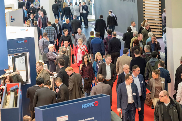 Ein Foto aus "alten Zeiten": Der Hoppe-Messestand auf der letzten FENSTERBAU im Jahr 2018. Die Verantwortlichen glauben noch nicht an ein vollwertiges Messe-Erlebnis im nächsten Jahr. - © NuernbergMesse / Thomas Geiger
