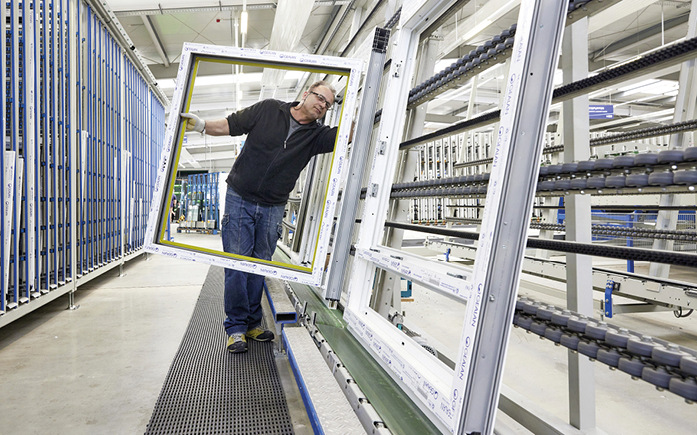 Alleine für das erste Halbjahr 2021 meldeten die Fenstererzeuger ein Umsatzplus um durchschnittlich 17 % (im Bild hier die Fenster-Endmontage bei Helmut Meeth GmbH & Co. KG).​