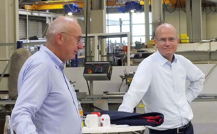 Helmut Hilzinger (l.) und Ralph Brinkhaus in der Fragerunde im Werk in Rheda-Wiedenbrück.