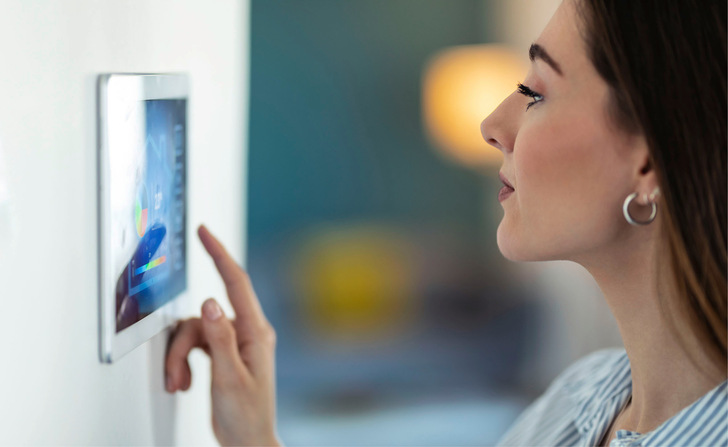 In der Werbung sind Tablets oder Smartphones immer im Bild, wenn es um Smarthome geht. Aber ist es wirklich der Sinn von Smarthome ­immer ein solches Gerät benutzen zu müssen? 